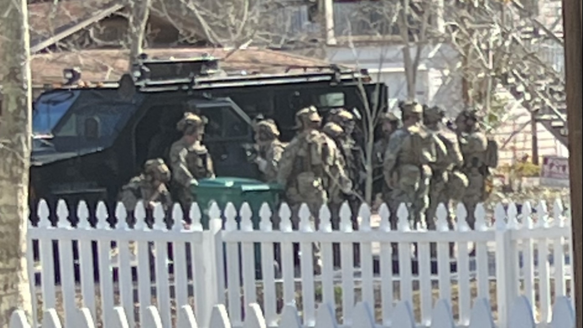 Armed man surrenders after standoff in Old Mandeville | wwltv.com