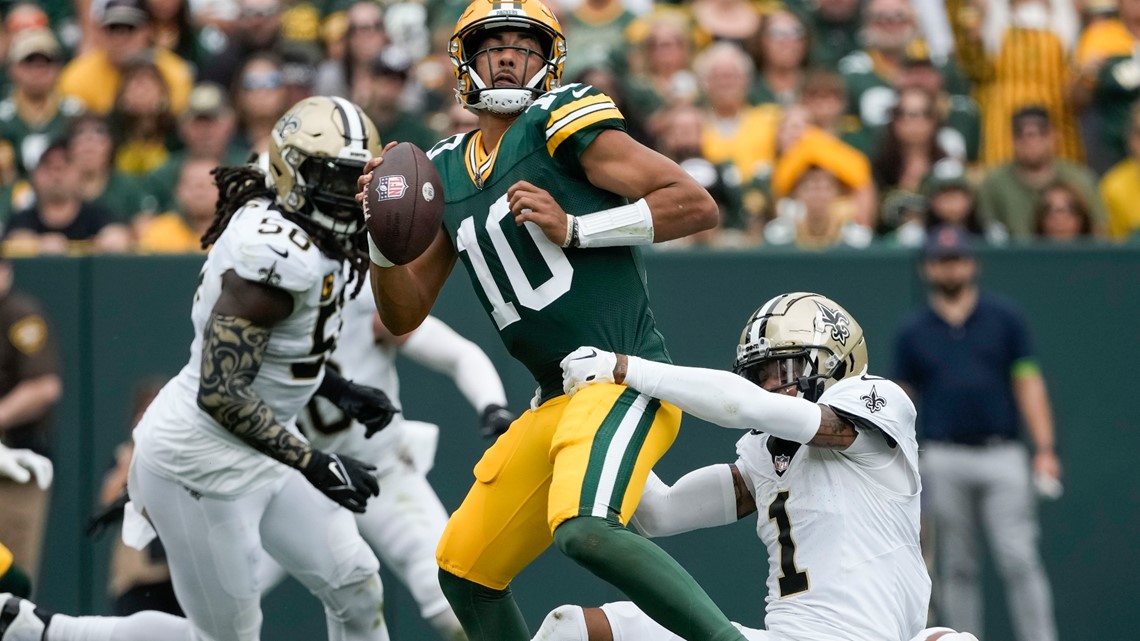 New Orleans Saints cornerback Alontae Taylor, left, tackles