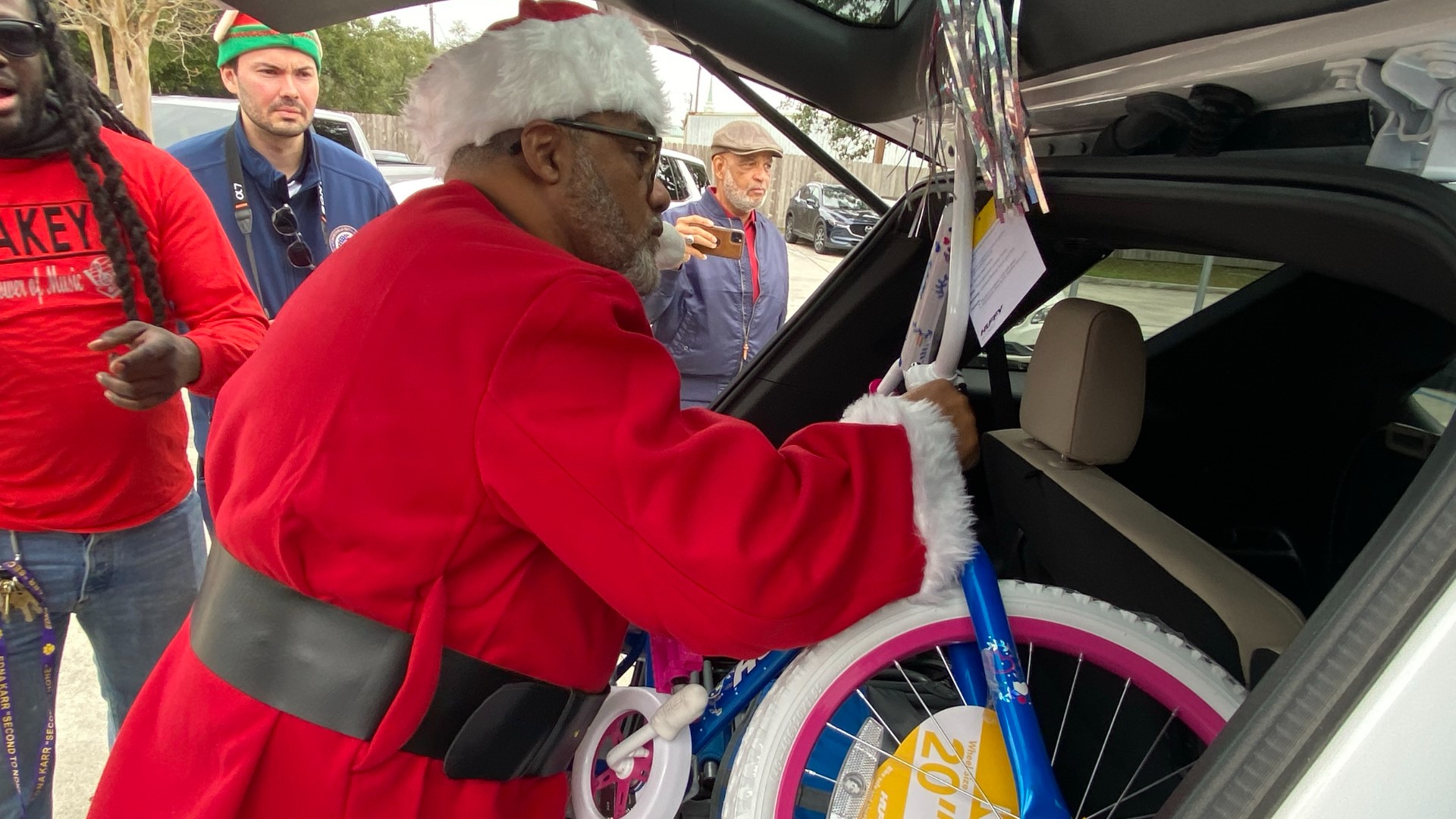 Congressman Troy Carter helps make a Merry Christmas with a “DriveThru
