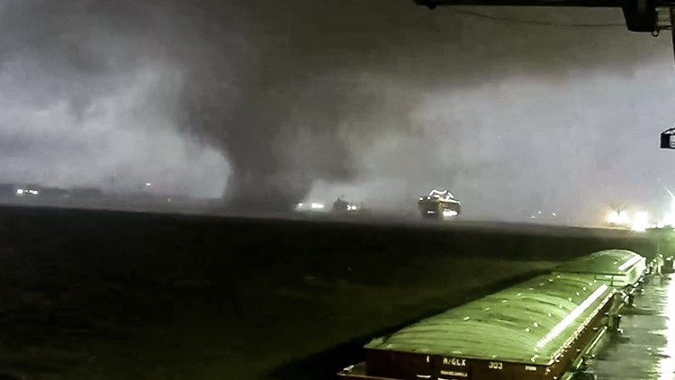 Tornado neared cruise ship, spawned second vortex on Mississippi River