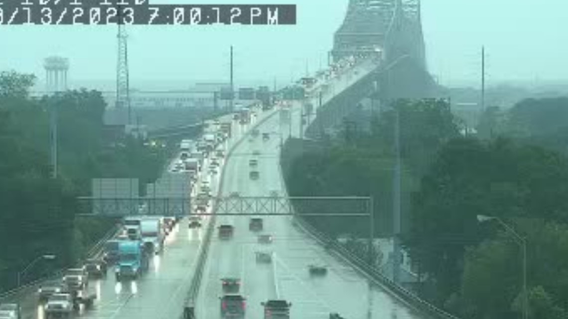 Twin Span lane closed westbound heading into New Orleans, DOTD says vehicle on fire - Vimarsana News