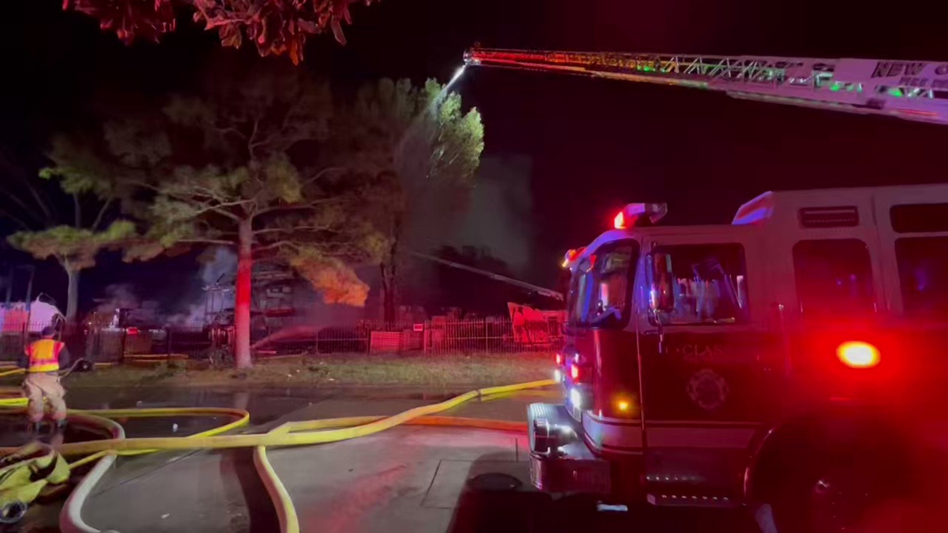 NOFD battles 4alarm fire at troubled Oakmont Apartments in Algiers